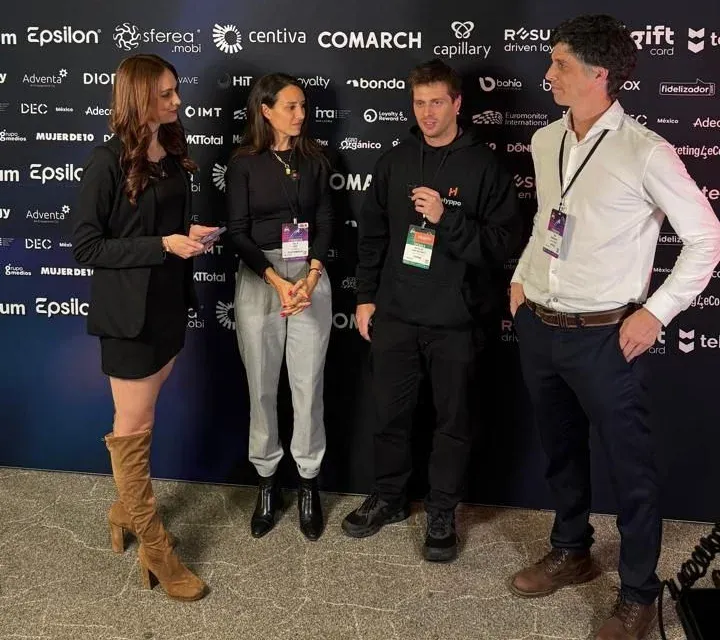 De izquierda a derecha, la periodista que condujo la entrevista, Talji Aziz de Customer.io, Nicolás Lew y Pio Richards de Hyppo, después de la charla en LOMA 2026