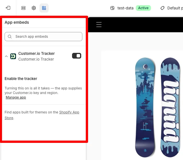 Panel App embeds del editor de temas de Shopify, con Customer.io Tracker activado y el texto "Enable the tracker" sin campos para completar.
