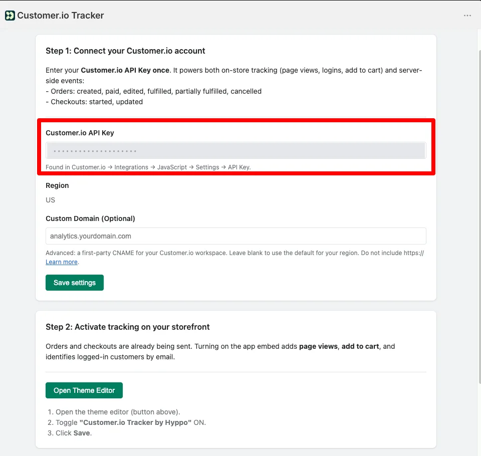 Panel de la app Customer.io Tracker en el admin de Shopify, con el campo Customer.io API Key, la región detectada y el paso 2 para activar el tracking.