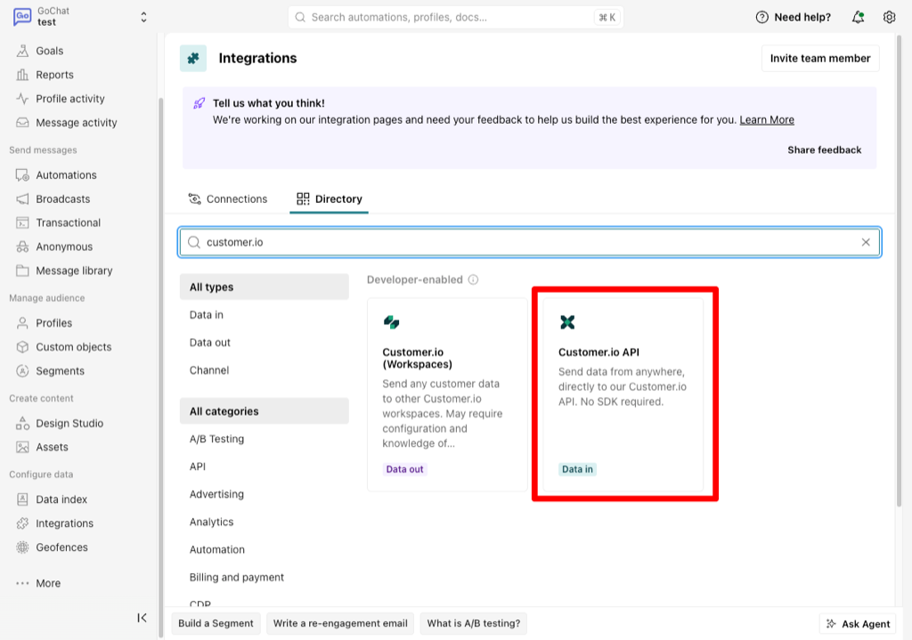 Pestaña Directory de Customer.io con "customer.io" en el buscador y la tarjeta Customer.io API marcada, junto a la tarjeta Customer.io (Workspaces).