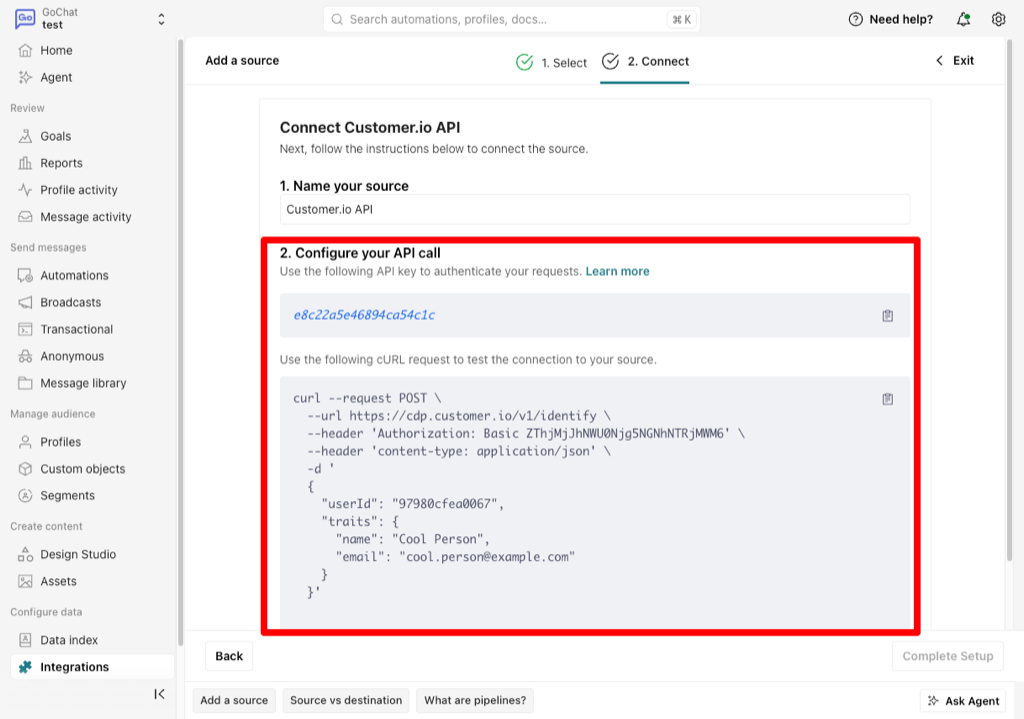 Pantalla Connect Customer.io API de Customer.io, con el campo de nombre de la fuente y, debajo, la API Key y el comando curl de prueba.