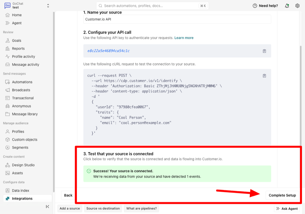 Paso "Test that your source is connected" de Customer.io en verde ("Success! Your source is connected") y el botón Complete Setup ya habilitado.