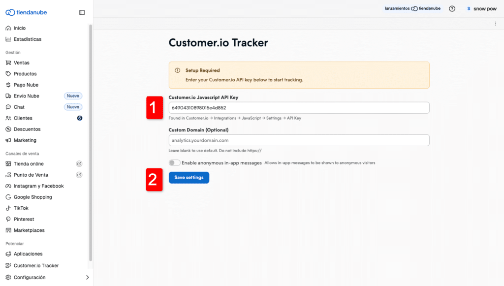 App Customer.io Tracker en Tiendanube con la API key pegada y el botón Save settings marcado.