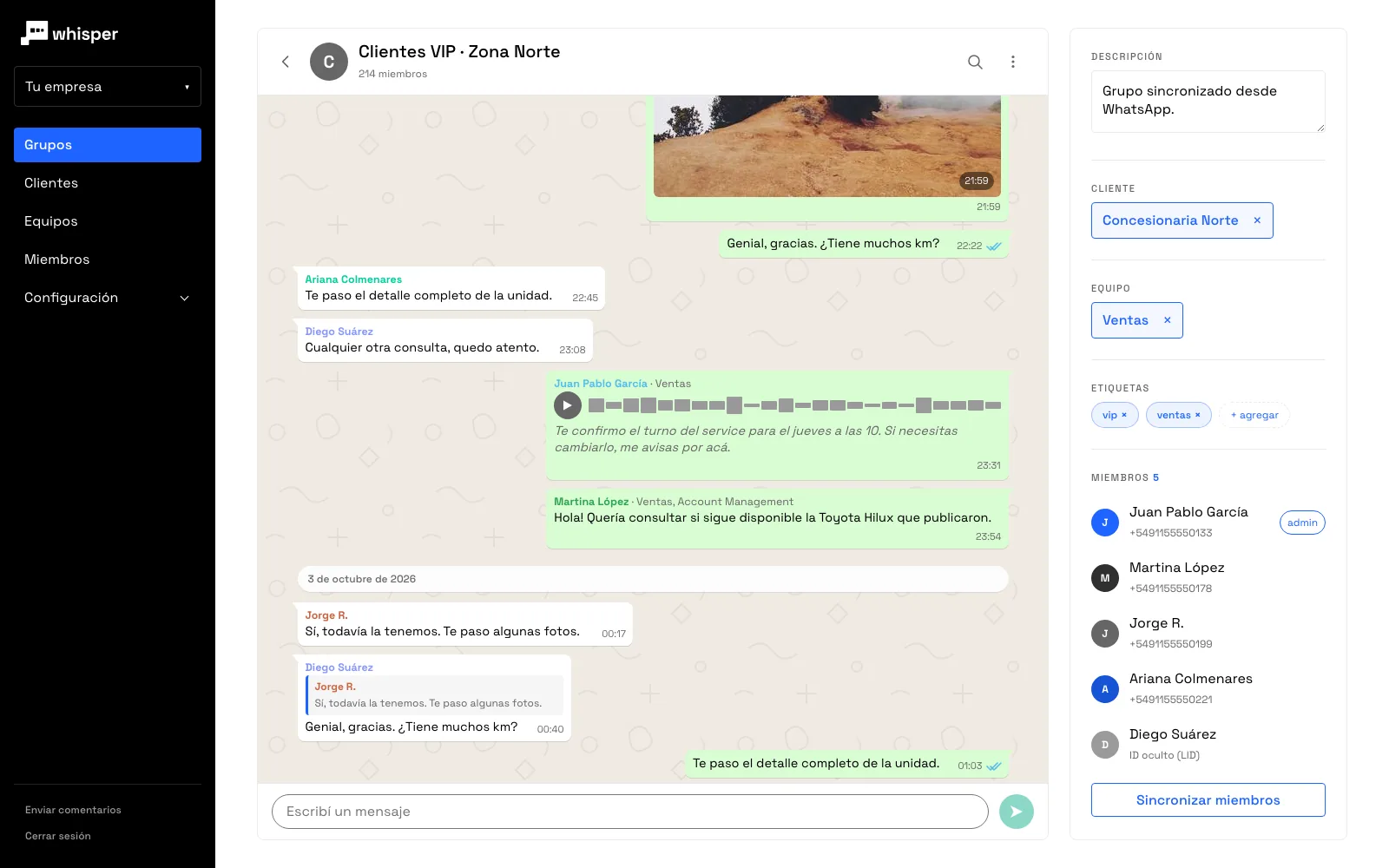 Chat de un grupo de WhatsApp en whisper con un audio y su transcripción, y el panel lateral con cliente, equipo, etiquetas y miembros.